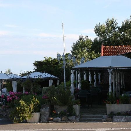 Отель La Baie Regneville-sur-Mer Экстерьер фото