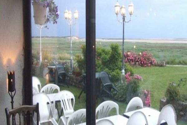 Отель La Baie Regneville-sur-Mer Экстерьер фото