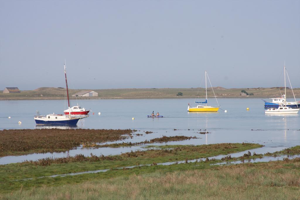 Отель La Baie Regneville-sur-Mer Экстерьер фото